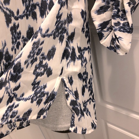 💖 NWOT BKE Boutique top! Semi-sheer white fabric w/ navy floral & gold stripes - Picture 5 of 12
